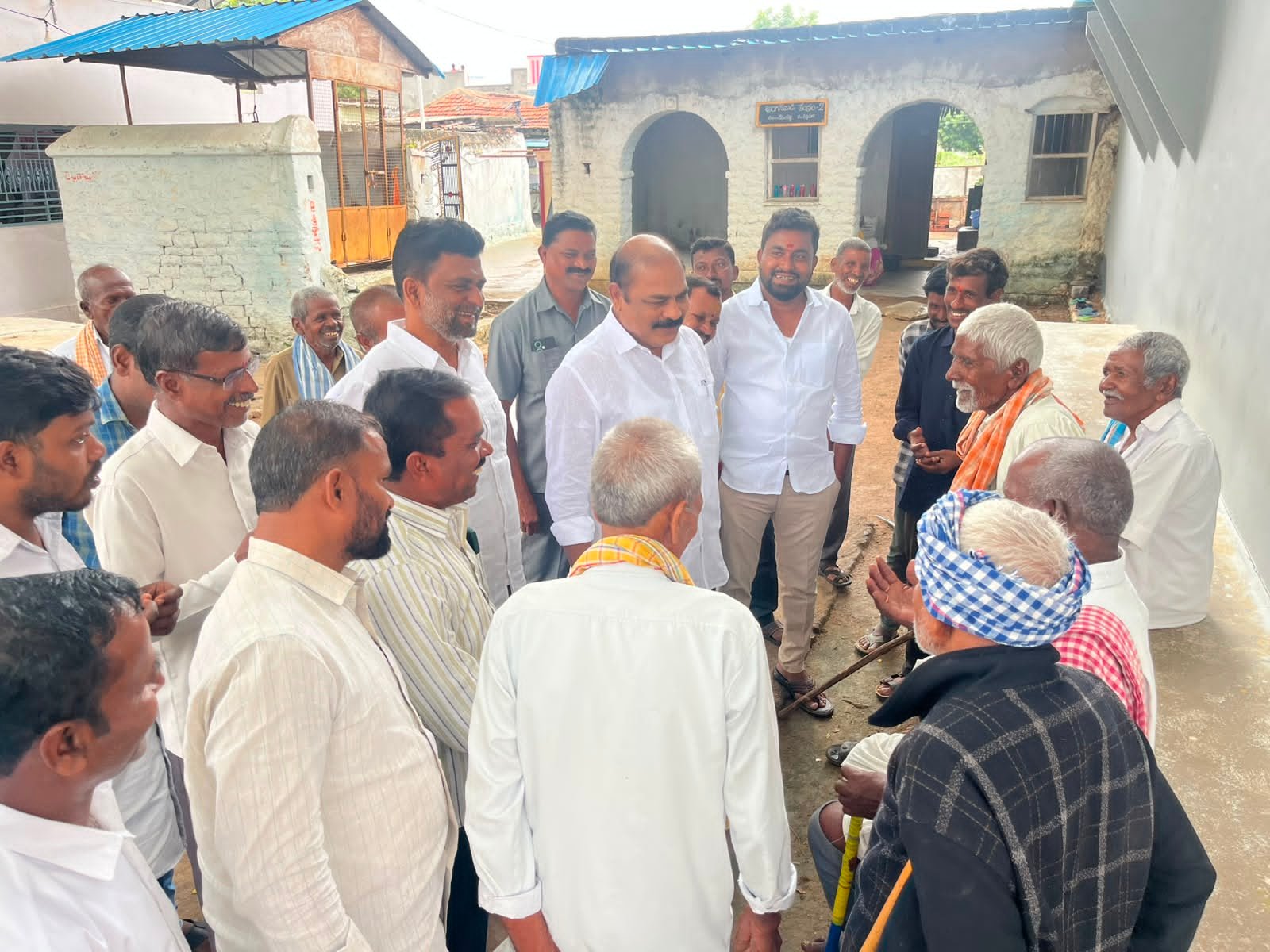 అర్హులైన ప్రతి ఒక్కరి ఓటు హక్కు కాపాడాలి: శ్రేణులకు కొమ్మూరి సూచన 