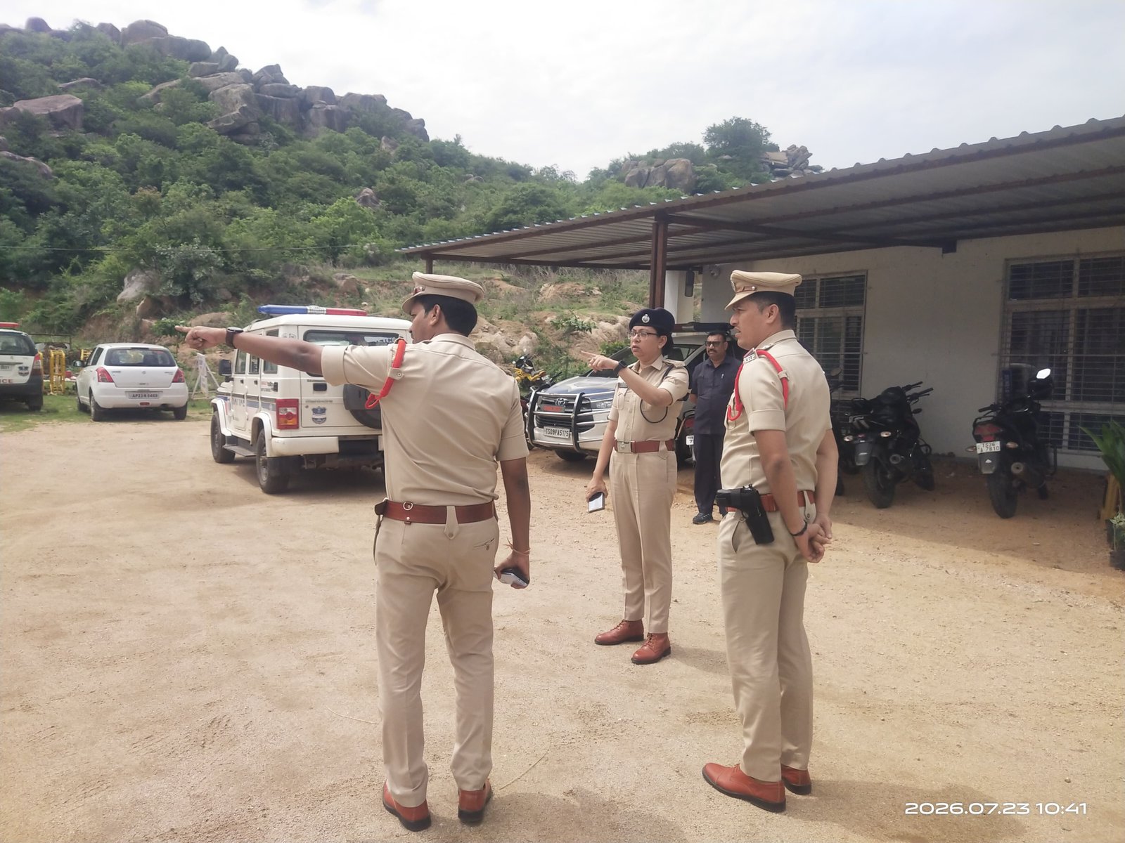 కొమురవెల్లి పోలీస్ స్టేషన్‌ను ఆకస్మికంగా తనిఖీ చేసిన సీపీ రష్మీ పెరుమాళ్ 
