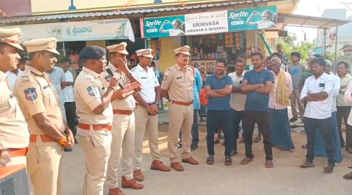 సిరిసిల్ల పోలీసుల ఉక్కుపాదం....60 బైకులు 3 లీటర్ల మద్యం స్వాధీనం 