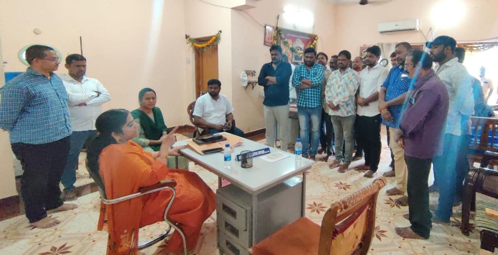 కళ్యాణ కట్టలో డబ్బులు వసూలు చేస్తే కఠిన చర్యలు :వేములవాడ ఈవో  