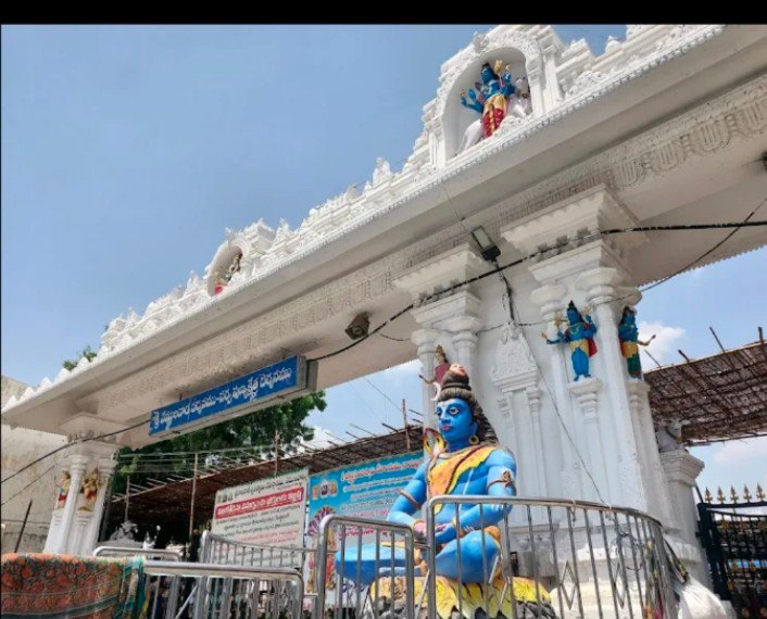 కళ్యాణ కట్టలో డబ్బులు వసూలు చేస్తే కఠిన చర్యలు :వేములవాడ ఈవో   - Additional Image
