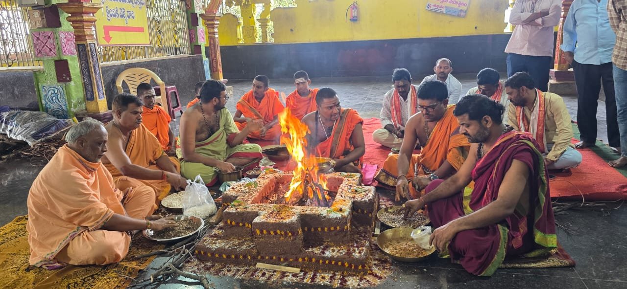 లోకక్షేమం.. సకాలంలో వర్షాల కోసం కొమురవెల్లిలో మహా వరుణ యాగం 