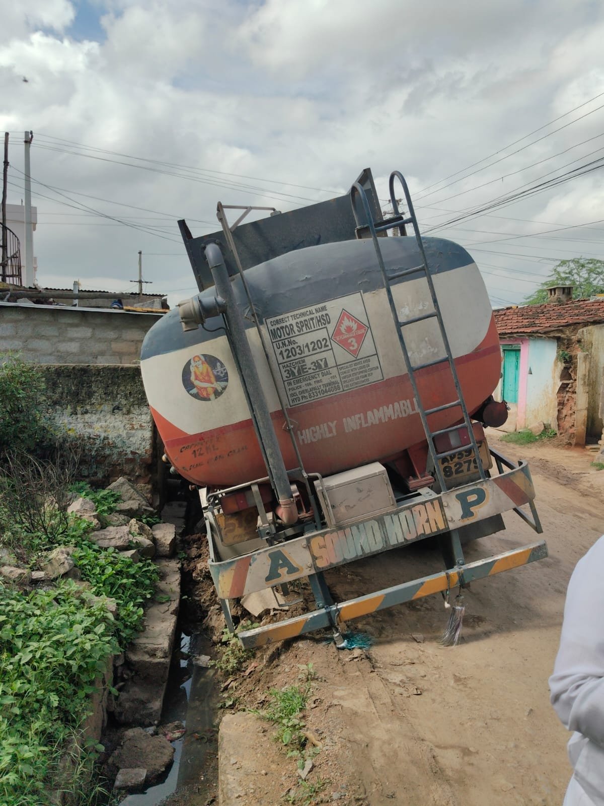 హెచ్చరిక బోర్డులు ఏర్పాటు చేయకముందే చేర్యాలను హెచ్చరించిన ప్రమాదం  - Additional Image