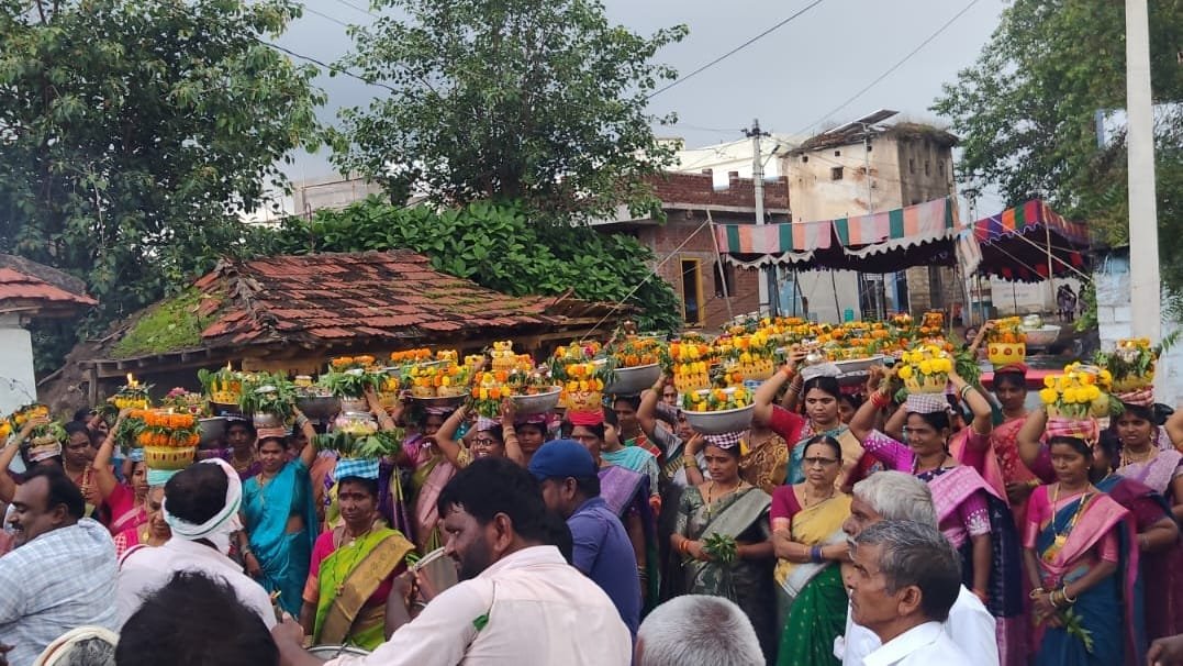 మున్నూరుకాపు సంఘం ఆధ్వర్యంలో ఘనంగా బోనాల జాతర 