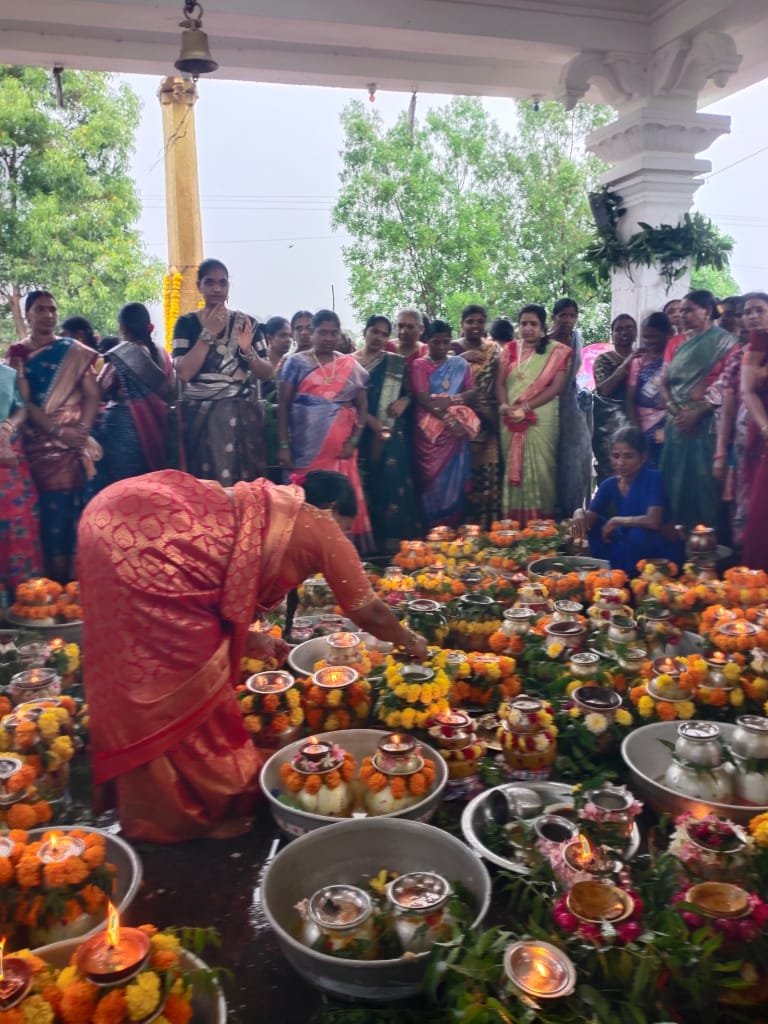 మున్నూరుకాపు సంఘం ఆధ్వర్యంలో ఘనంగా బోనాల జాతర  - Additional Image