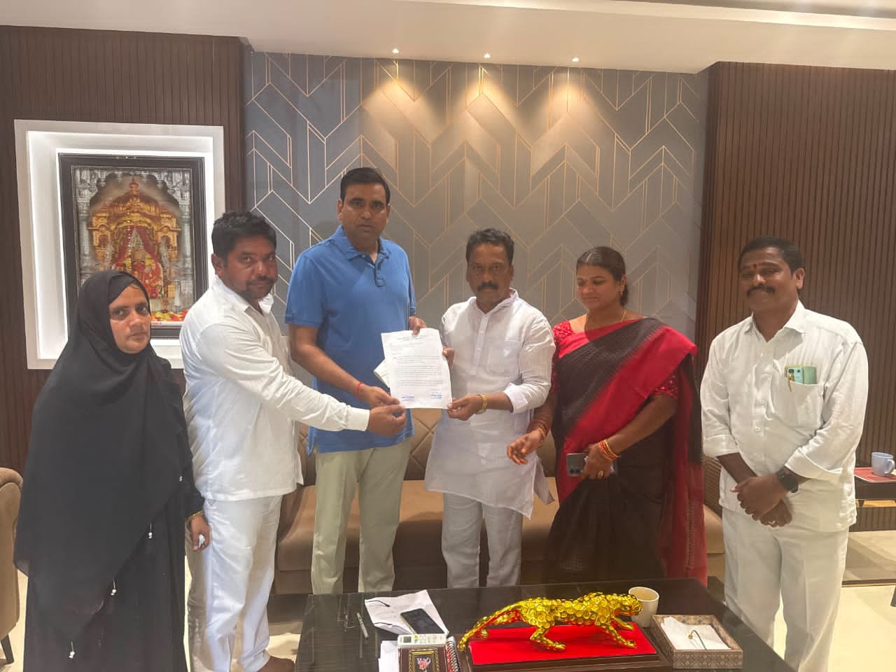 చేర్యాల -ఆకునూర్ రోడ్డు బాగు చేయాలని ఎంపీ చామలకు విన్నవించిన కొమ్ము సేన 