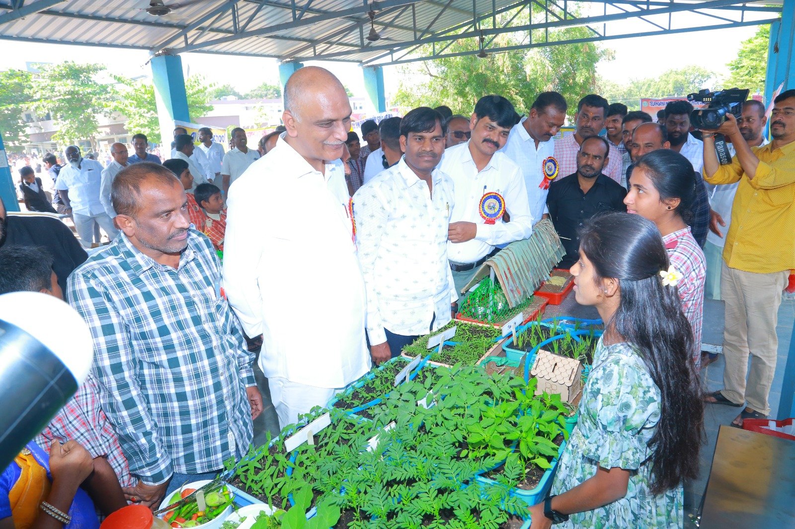 ఊరు మెచ్చిన ఉపాధ్యాయుడు దేవరాజ్  - Additional Image
