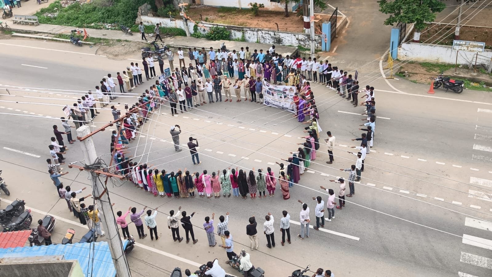 సైబర్ మోసానికి గురైతే వెంటనే పోలీసులను ఆశ్రయించాలి : చేర్యాల సీఐ రమేష్ నాయక్  - Additional Image