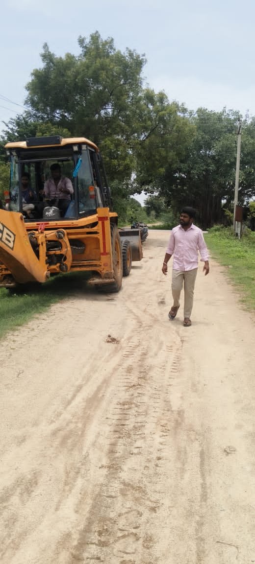 ప్రయాణికుల భద్రతకు పెద్దపీట.. రోడ్డుకు ఇరువైపులా ముళ్ల పొదలు తొలగింపు 