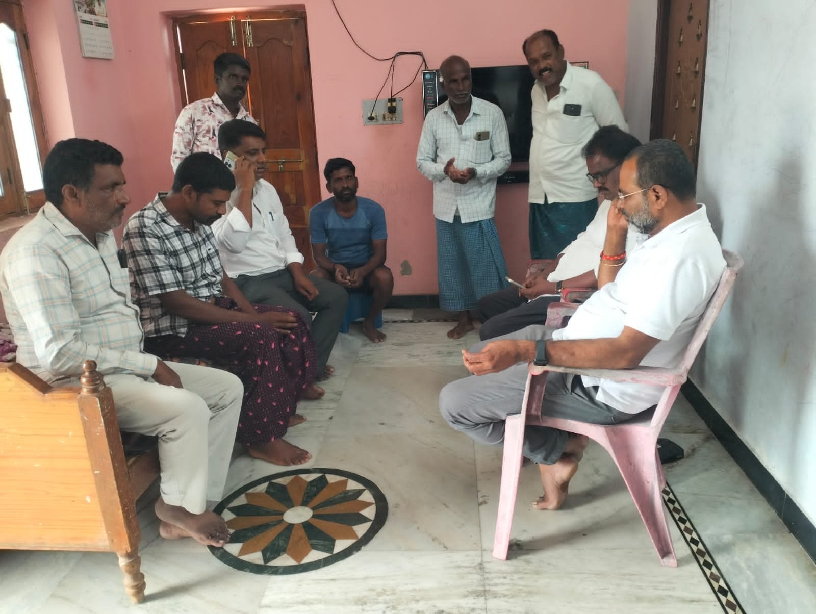 అనారోగ్యంతో బాధపడుతున్న కుటుంబాలకు కాంగ్రెస్ నేతల పరామర్శ 
