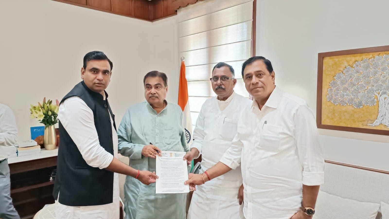 భువనగిరి రోడ్ల అభివృద్ధికై..గడ్కరీకి ఎంపీ చామల వినతి 