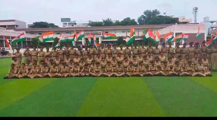 త్రివర్ణ పతాకంతో విద్యార్థినుల ర్యాలీ 