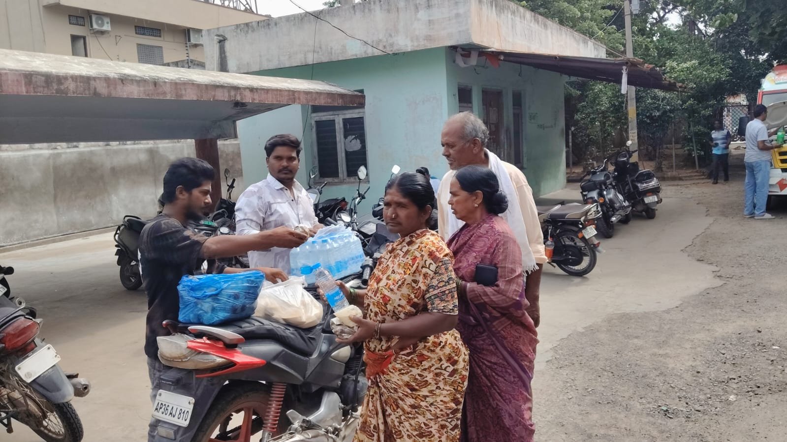 మంతెన సువర్ణ జ్ఞాపకార్థం అల్పాహార పంపిణీ 