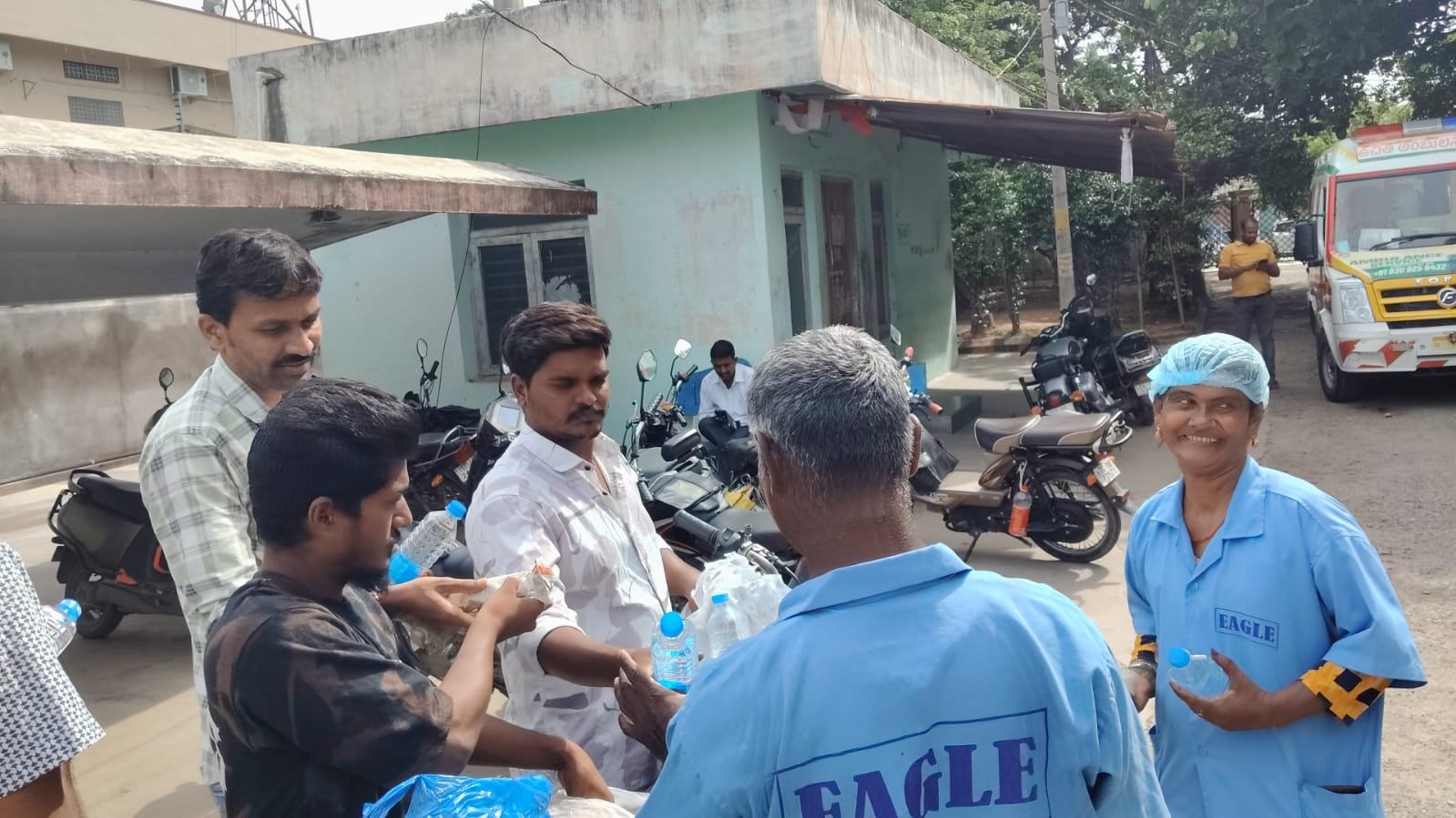 మంతెన సువర్ణ జ్ఞాపకార్థం అల్పాహార పంపిణీ  - Additional Image