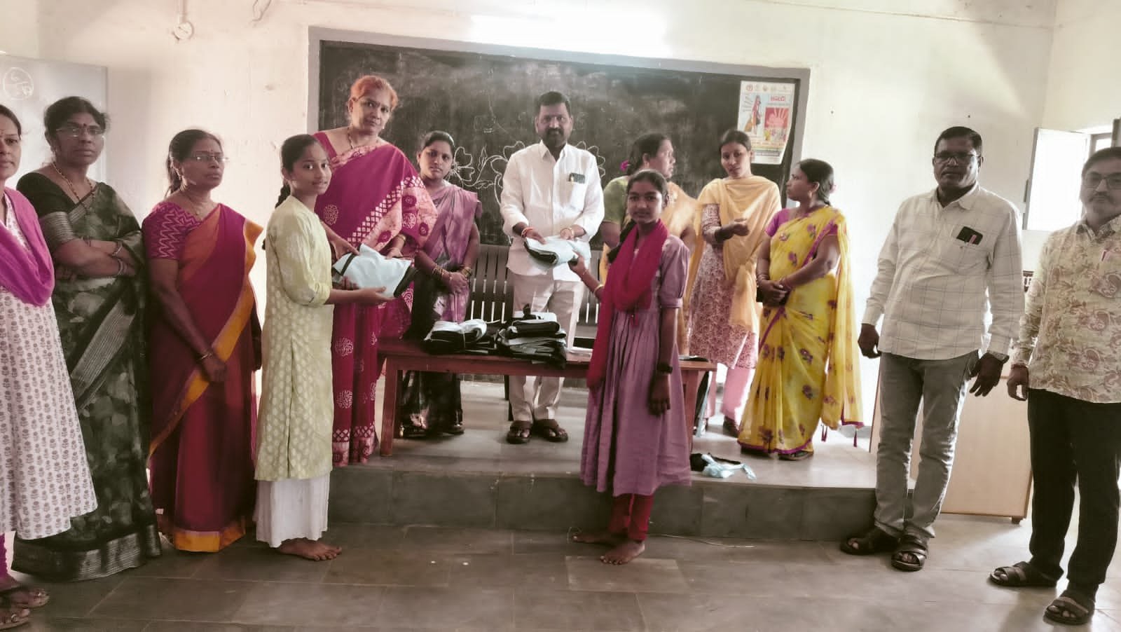 విద్యార్థులు కష్టపడి చదివి ఉన్నత స్థాయికి ఎదగాలి :సర్పంచ్ సత్యనారాయణ  - Additional Image