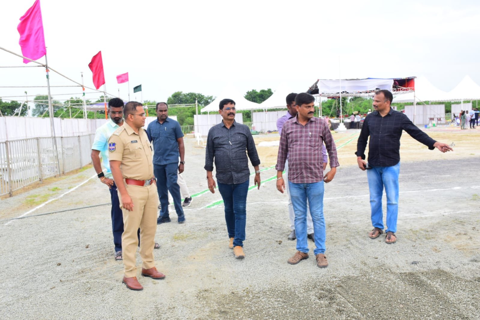 స్వాతంత్ర్య వేడుకల ఏర్పాట్లను పరిశీలించిన ఎస్పీ మహేష్ బి.గితే 