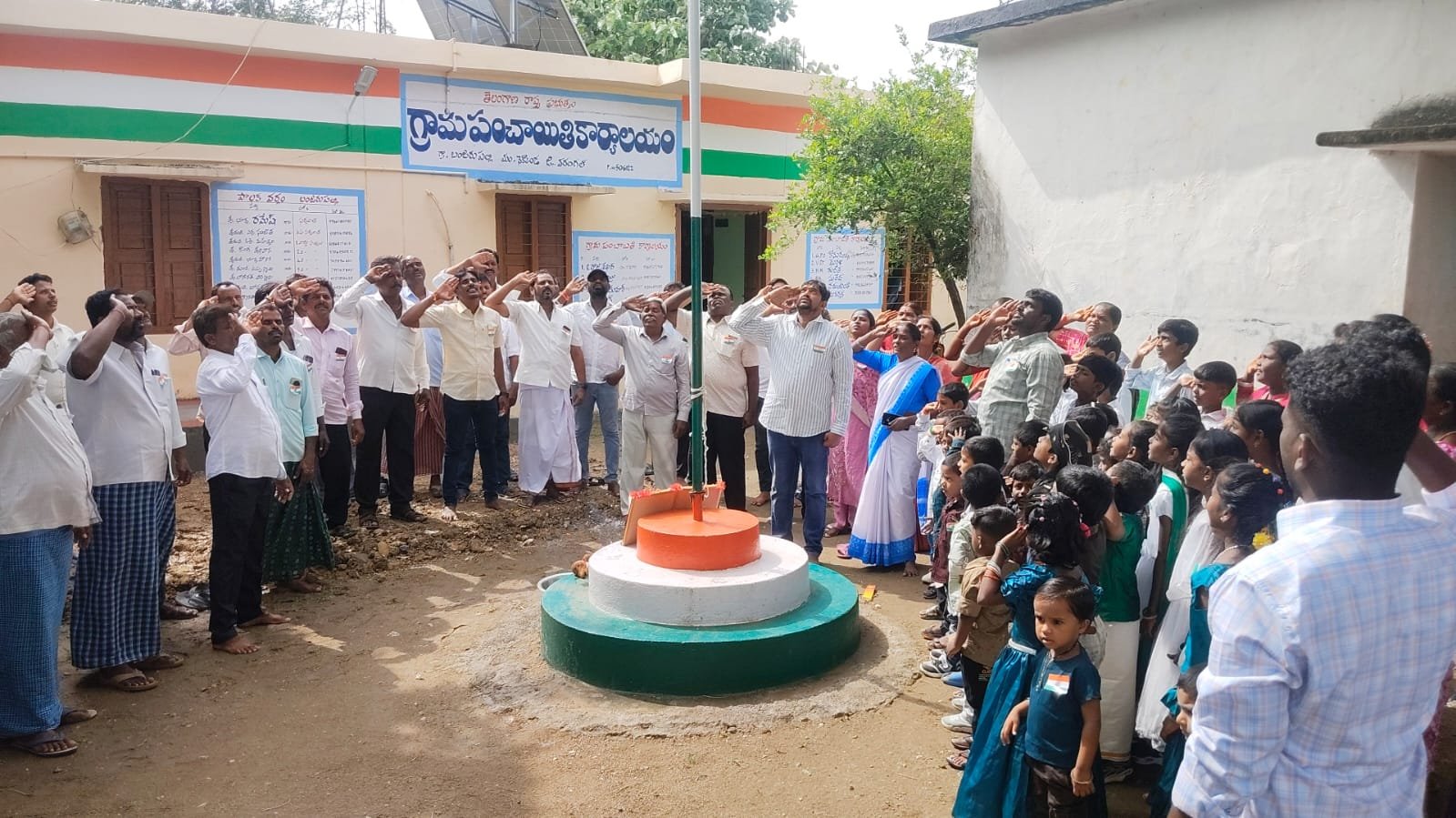 జాతీయ జెండాను ఆవిష్కరించిన సర్పంచ్ రమేష్ రాథోడ్
