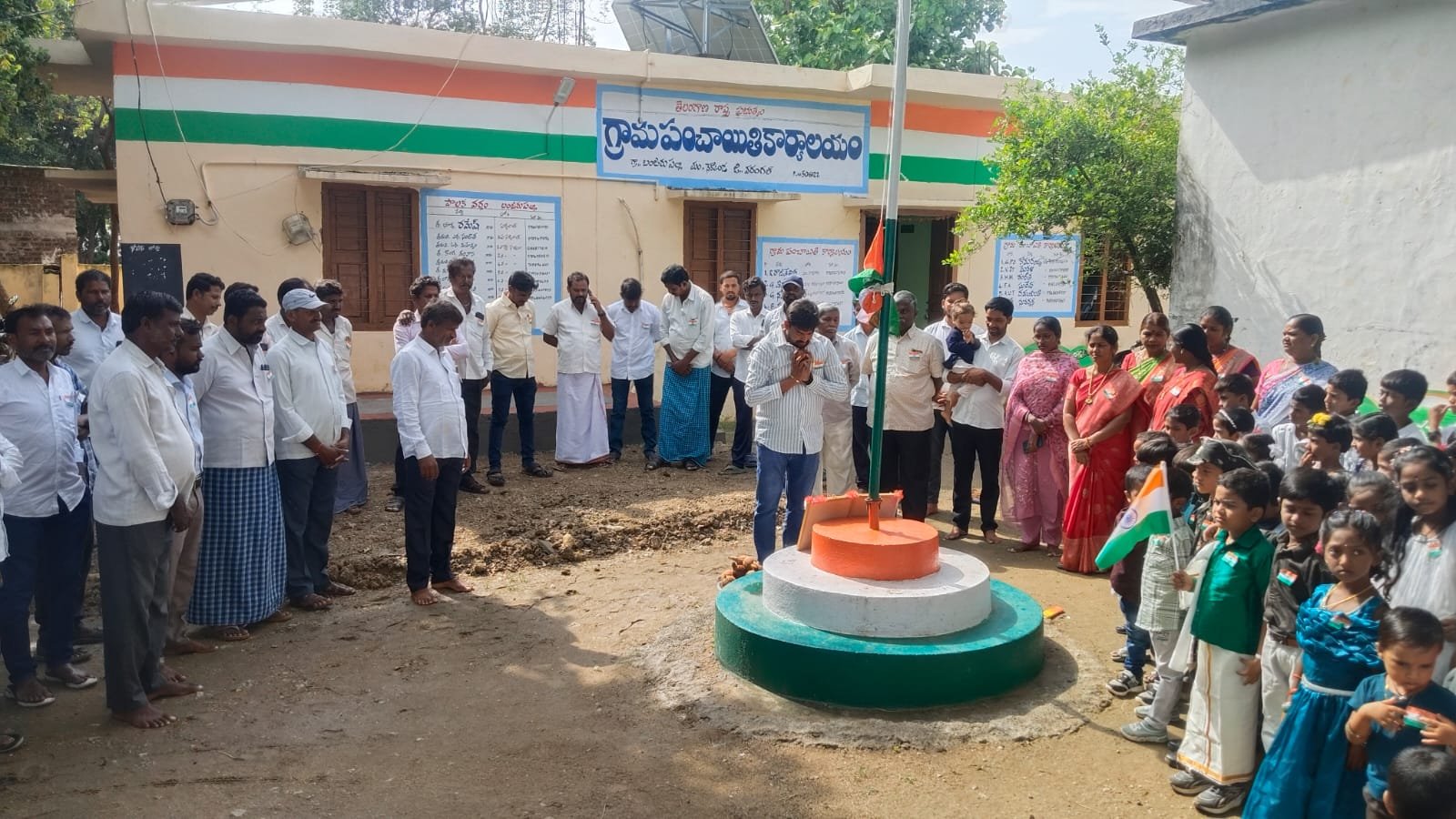 జాతీయ జెండాను ఆవిష్కరించిన సర్పంచ్ రమేష్ రాథోడ్ - Additional Image
