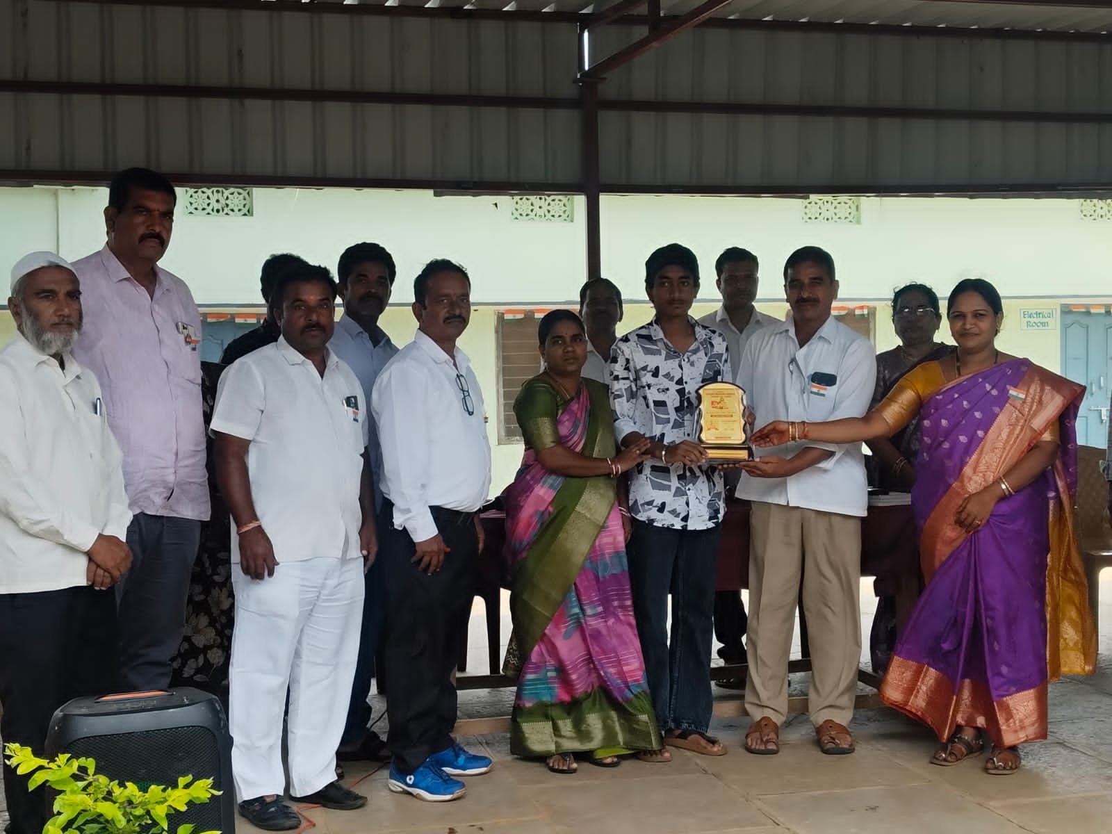 ముస్త్యాల స్కూల్ లో ఉత్తమ విద్యార్థులకు మెమెంటోలు ప్రధానం 