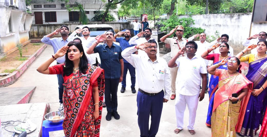జాతీయ జెండాను ఆవిష్కరించిన  రాజన్న సిరిసిల్ల జిల్లా కలెక్టర్,ఎస్పీ 