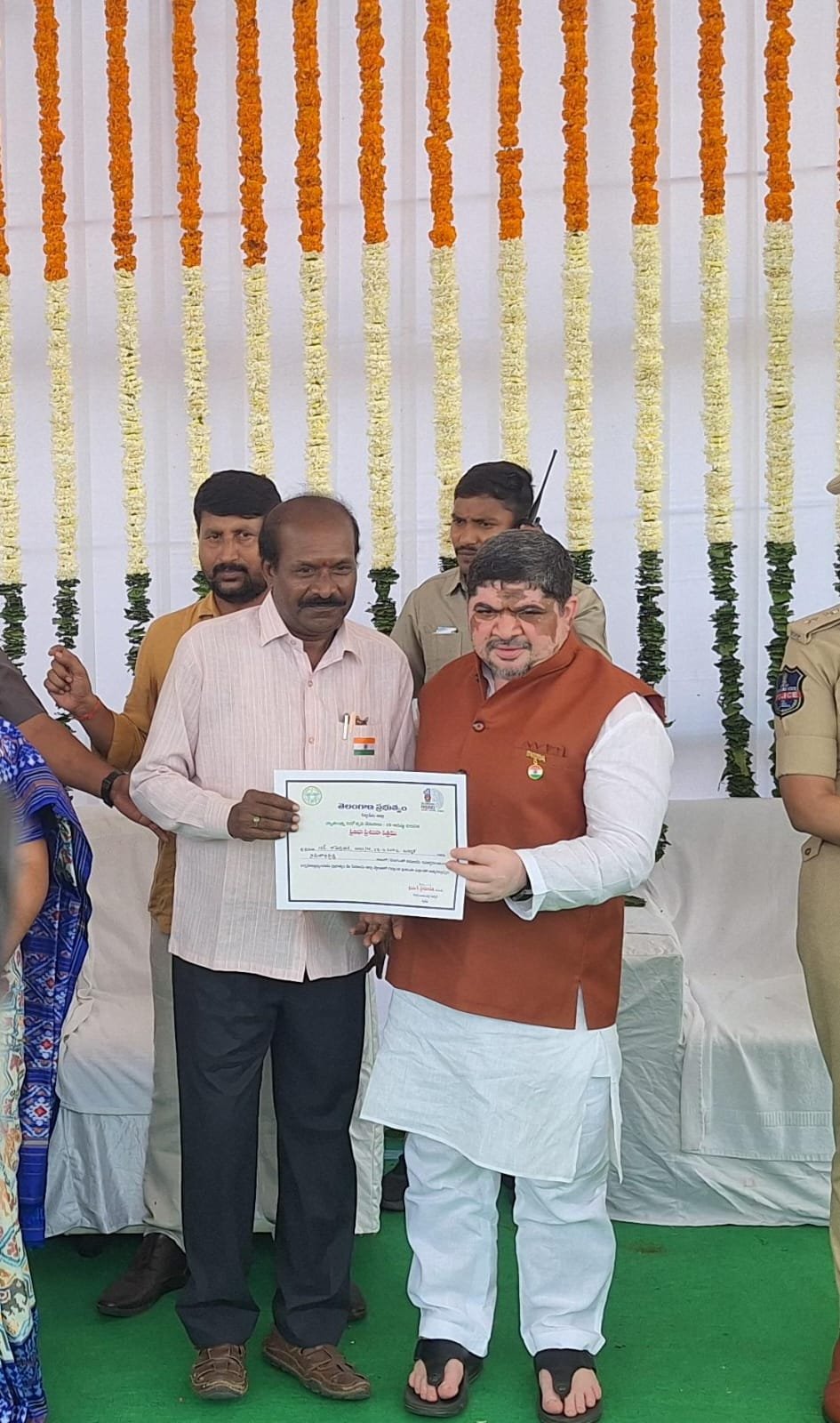 ఉత్తమ అధికారిగా అవార్డు అందుకున్న మద్దూరు ఎంపీడీవో రామ్మోహన్!