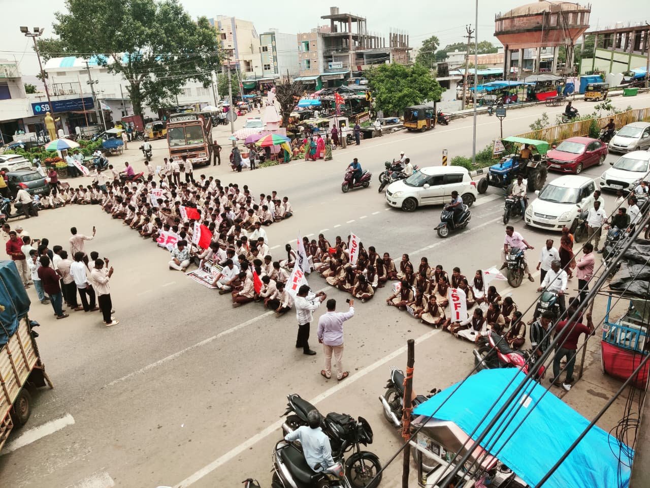 సాంకేతిక విద్యను నిర్వీర్యం చేసే ఆలోచన మానుకోవాలి: విద్యార్థి సంఘాలు డిమాండ్ - Additional Image