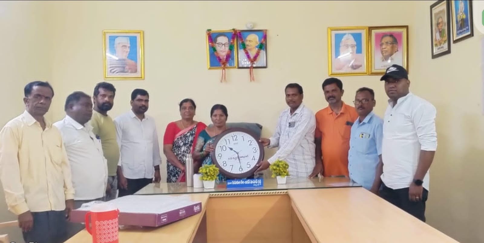 ప్రభుత్వ కార్యాలయాలకు ఐదు గడియారాల వితరణ