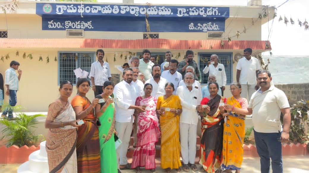 మర్పడగ లో స్మార్ట్ రేషన్ కార్డుల పంపిణీ