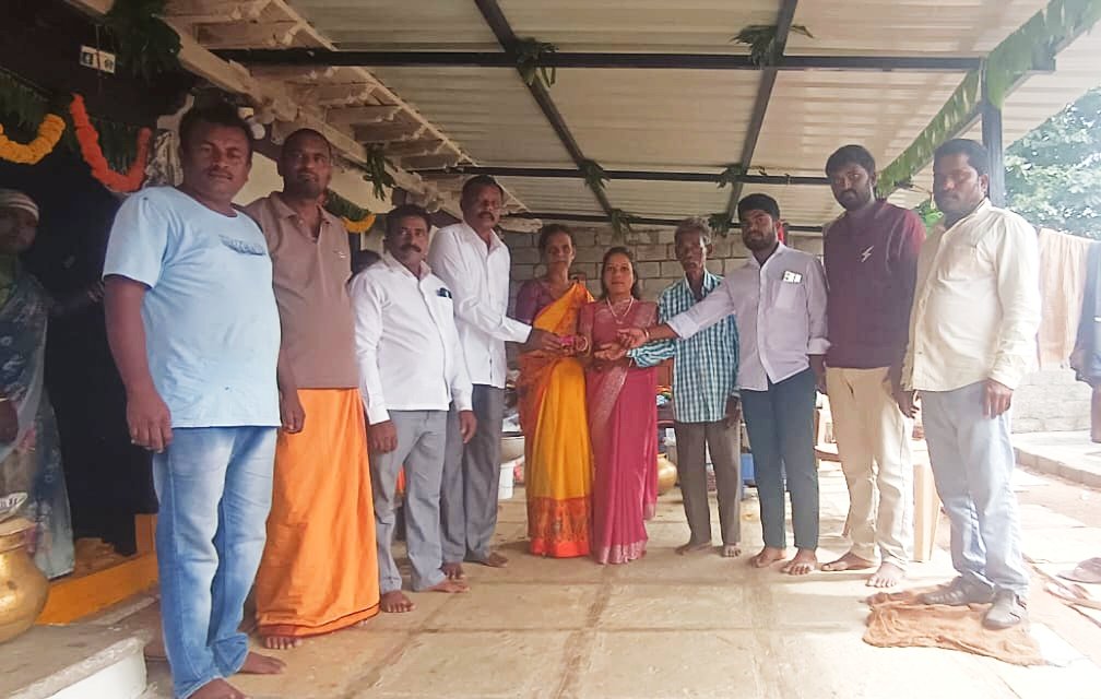 నిరుపేద కుటుంబానికి పుస్తె మట్టెలు అందజేత 