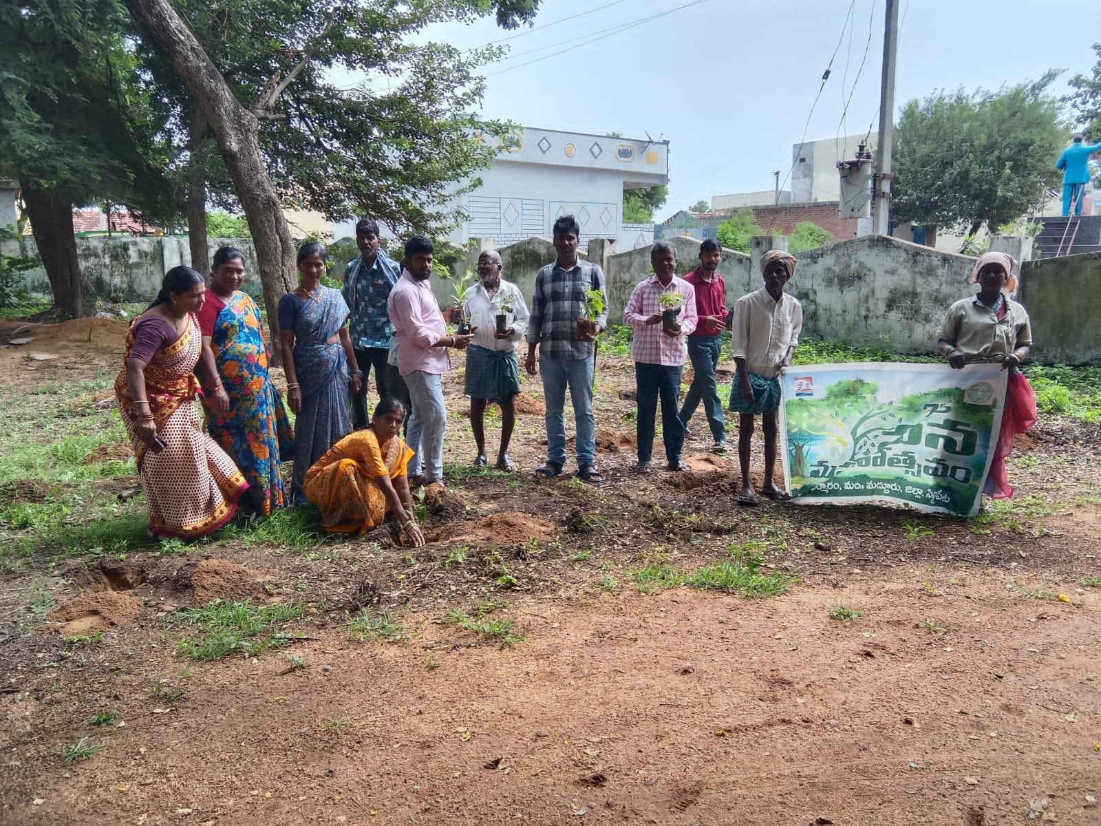 సర్పంచ్ చేతుల మీదుగా విద్యార్థులకు స్కూల్ యూనిఫాంల పంపిణీ  - Additional Image