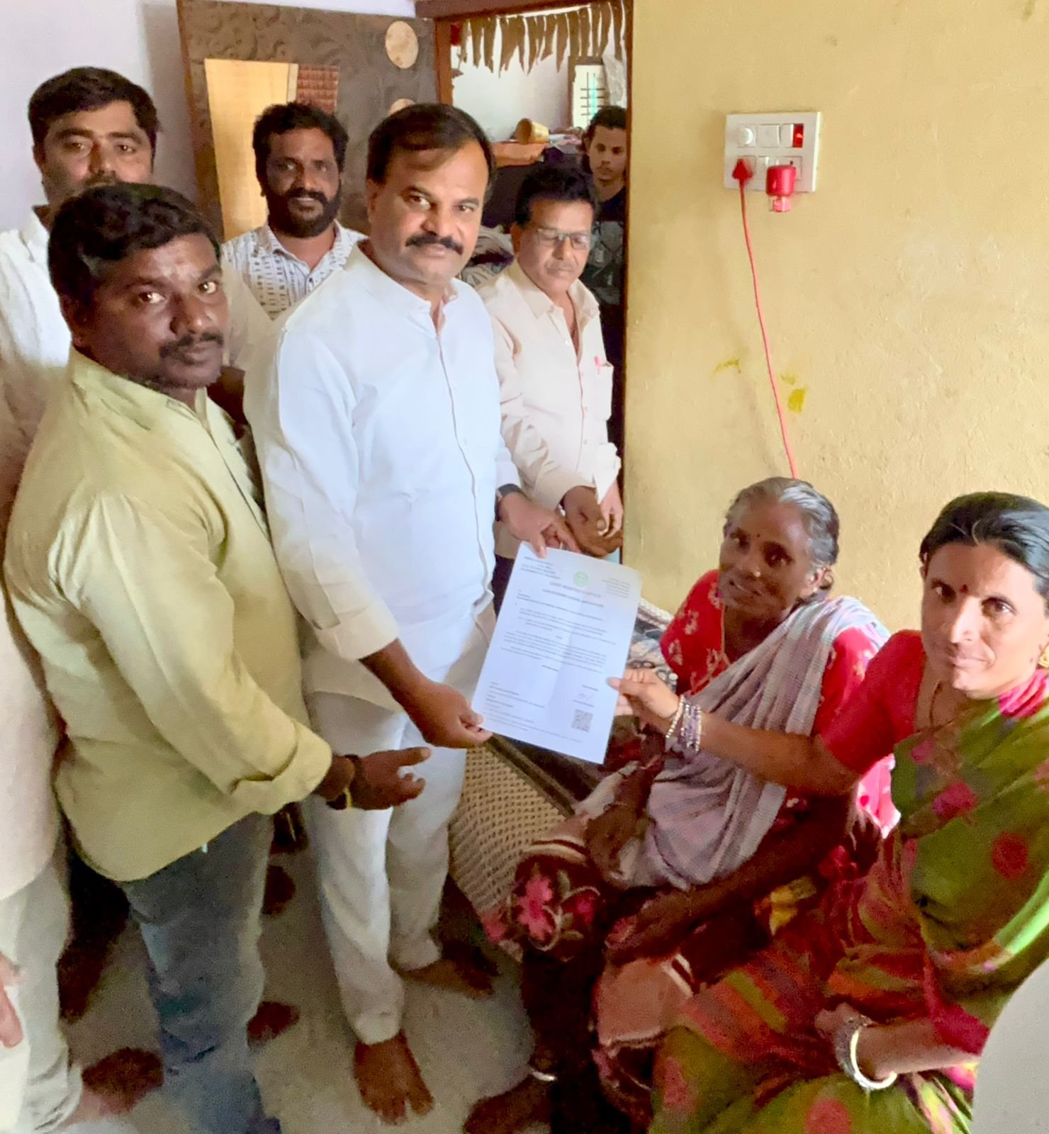 నిరుపేద కుటుంబానికి రెండు లక్షల ఎల్ఓసి అందజేత