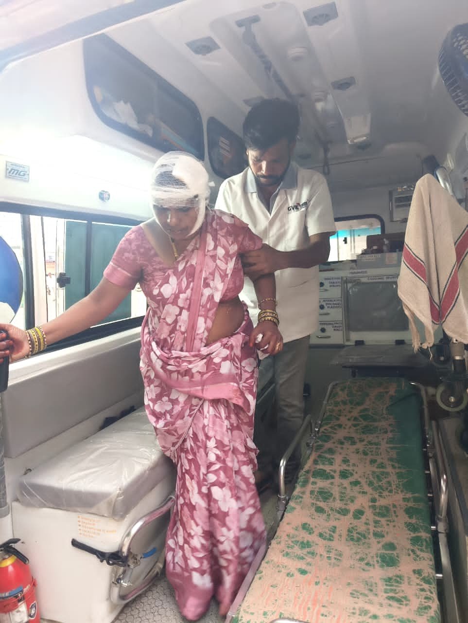 కుకునూర్‌పల్లి లో కారు- లారీ ఢీ.. లద్నూర్ కి చెందిన నలుగురికి గాయాలు 
