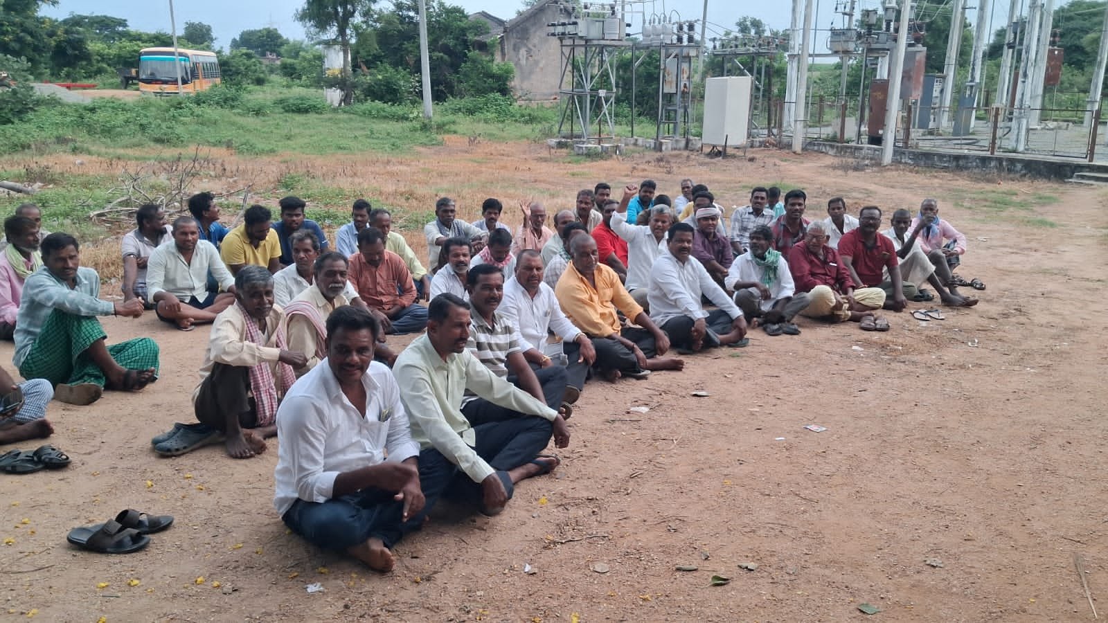 వ్యవసాయ బావులకు 24 గంటలు విద్యుత్ సరఫరా చేయాలని రైతుల ధర్నా 