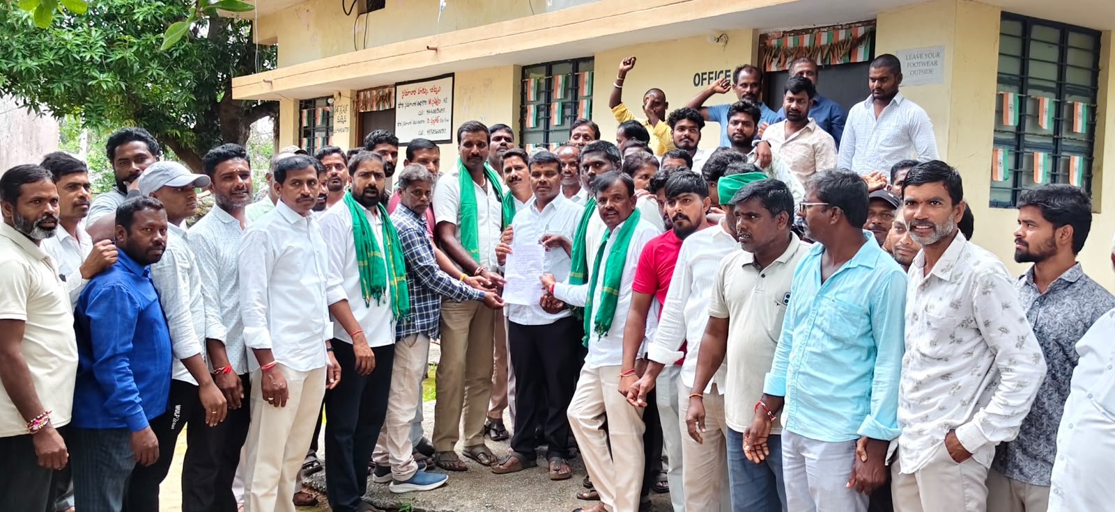 విద్యుత్ సరఫరా కోసం రాజీవ్ రహదారిపై ధర్నా..