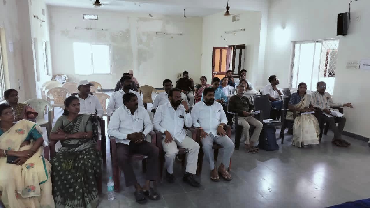 అధికారులను నిలదీసిన మద్దూర్ మండల సర్పంచ్ లు 