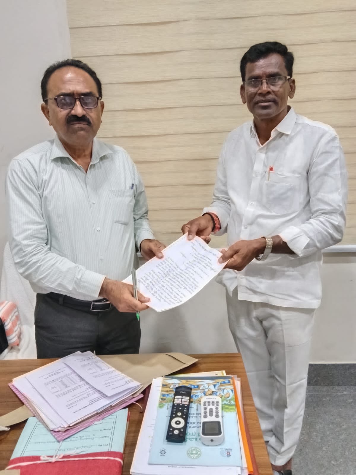లద్నూర్‌ పాఠశాలలో సోషల్ టీచర్ ను నియమించాలని సర్పంచ్ వినతి, స్పందించిన జెడ్పి సీఈఓ రమేష్