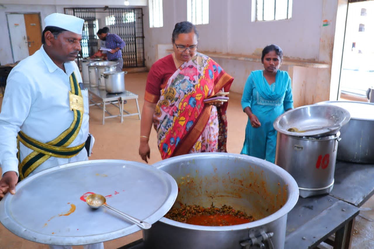కొండపాక గురుకులం,పీహెచ్‌సీలో కలెక్టర్ హైమావతి ఆకస్మిక తనిఖీ 