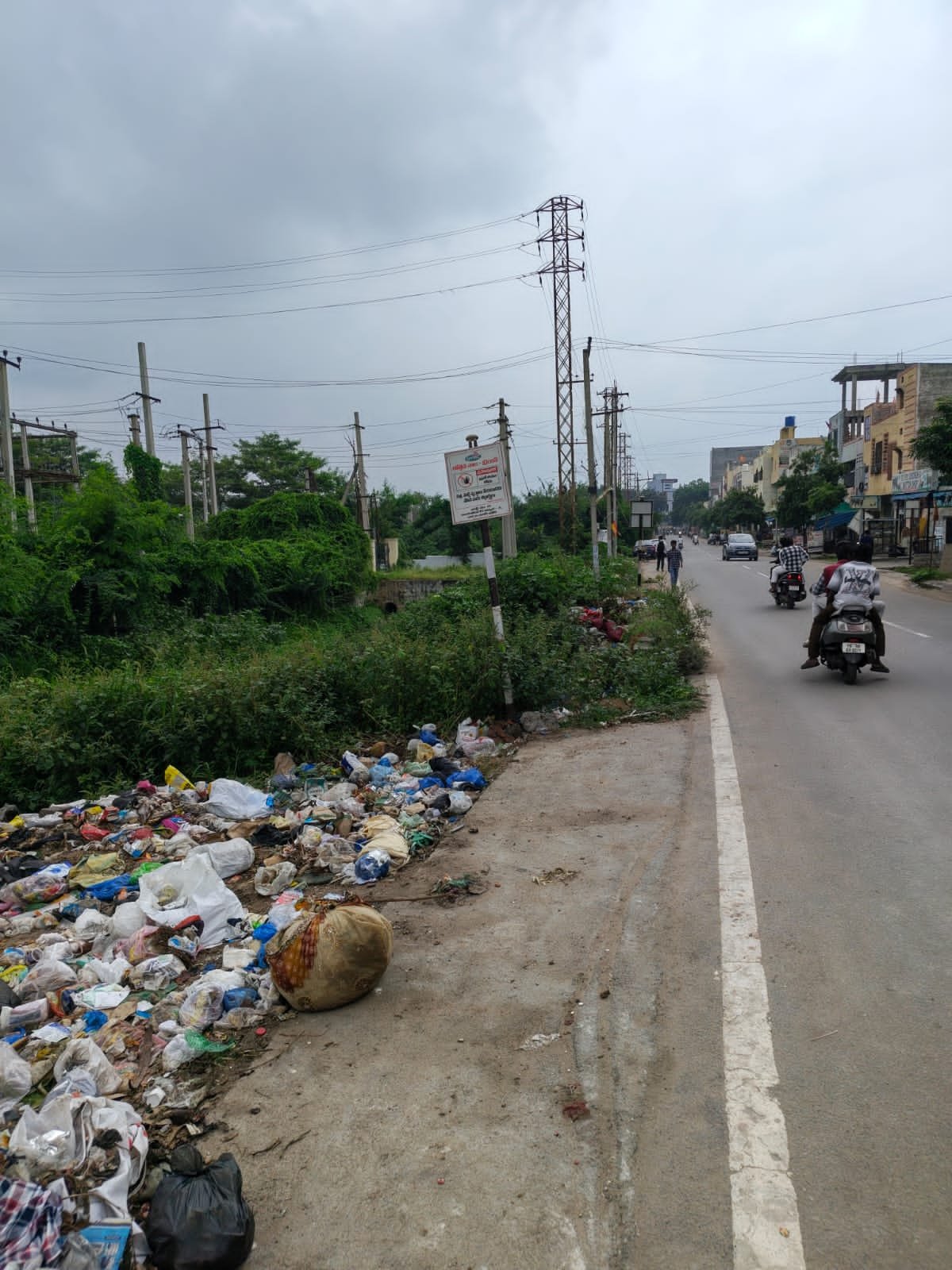దుర్వాసనకు, ప్రమాదాలకు నిలయంగా హయత్‌నగర్‌–మదర్‌డెయిరీ రోడ్డు 