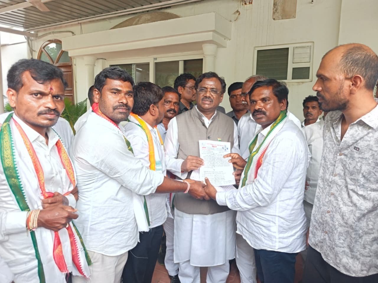 సీనియర్ ఎమ్మార్పీఎస్ నాయకులు మంత్రి వివేక్ సమక్షంలో కాంగ్రెస్ పార్టీలో చేరిక 