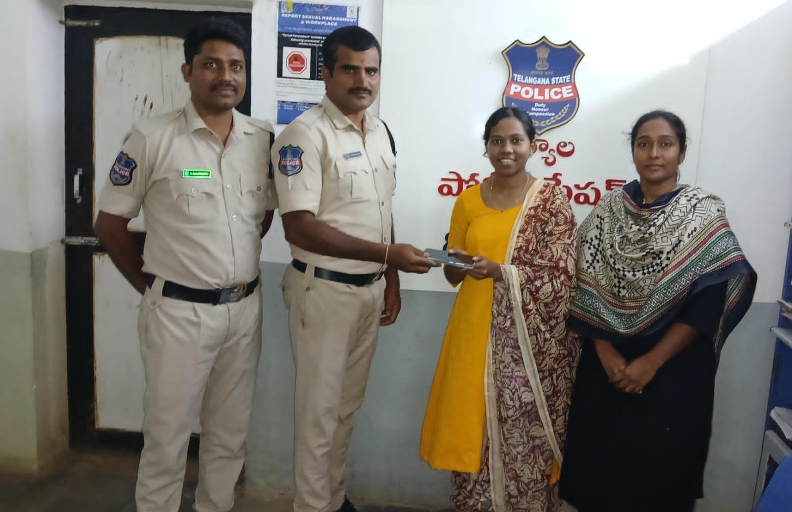 డాక్టర్ పోగొట్టుకున్న ఫోన్ ను గంటల్లోనే గుర్తించిన చేర్యాల పోలీసులు 