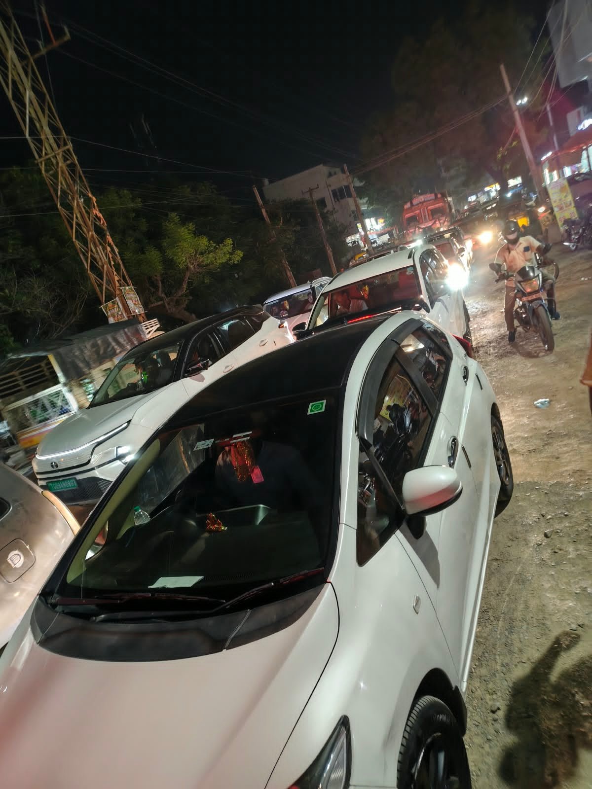 కుంట్లూర్‌ చౌరస్తాలో ట్రాఫిక్ తిప్పలు..చర్యలు చేపట్టాలని వినతి..! - Additional Image