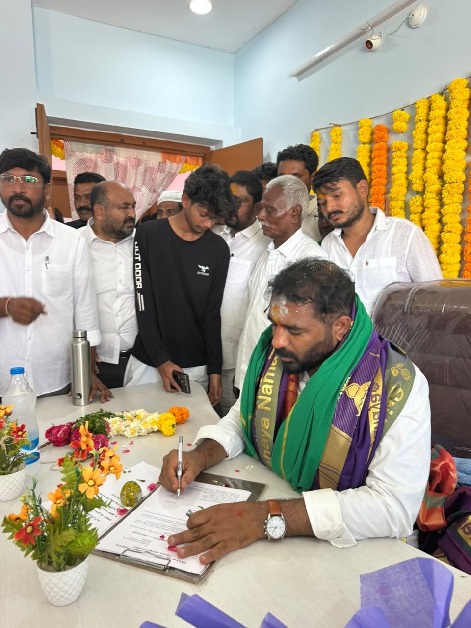 రైతుల సమస్యల పరిష్కారానికి కృషి చేస్తా: మార్కెట్ కమిటీ చైర్మన్ కొమ్మూరి ప్రశాంత్ రెడ్డి  - Additional Image