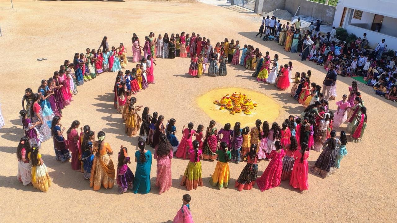 వేద పాఠశాలలో ఘనంగా బతుకమ్మ సంబరాలు