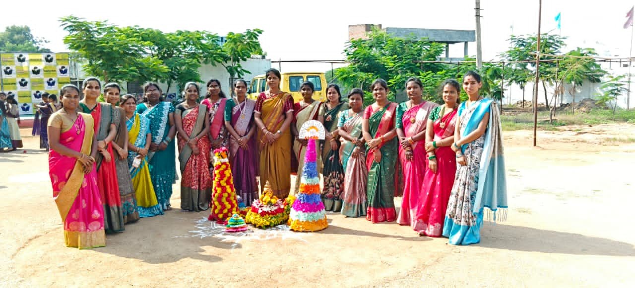 పంచతంత్ర పాఠశాలలో ఘనంగా బతుకమ్మ సంబరాలు 