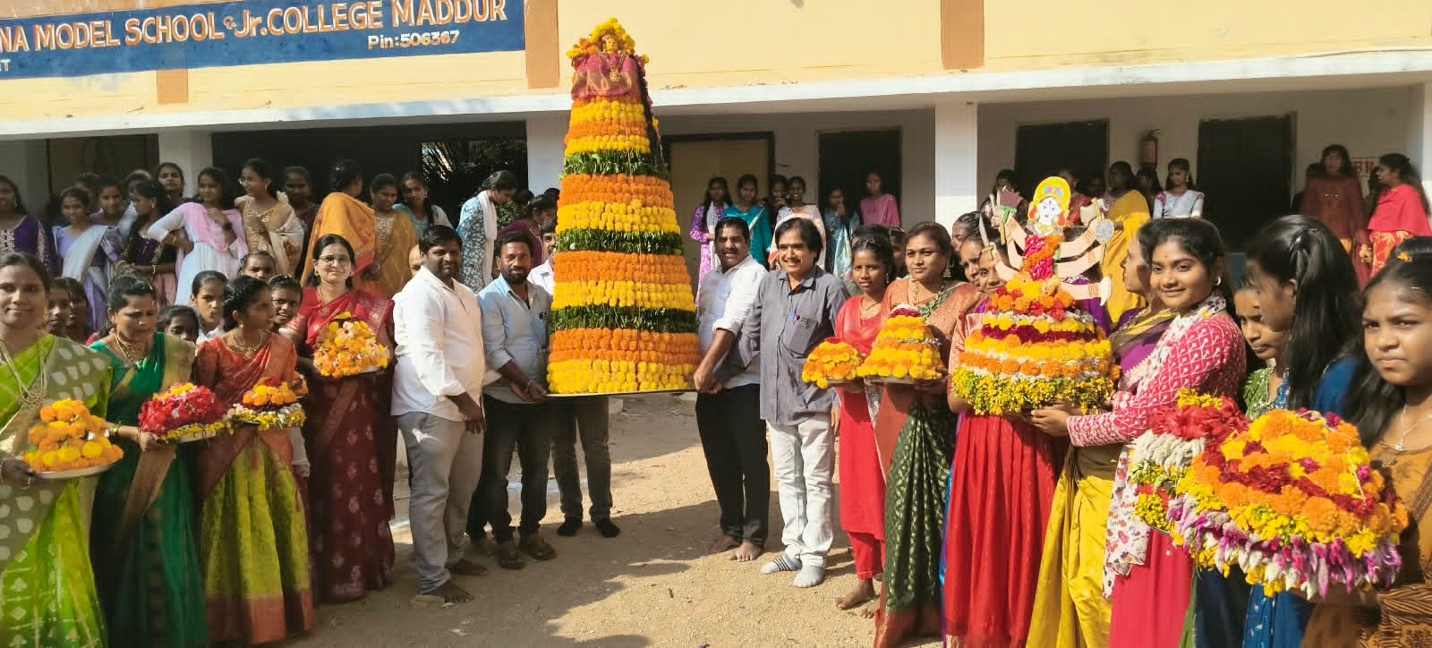 మద్దూర్ మోడల్ స్కూల్ లో అంబరాన్నంటిన బతుకమ్మ సంబరాలు
