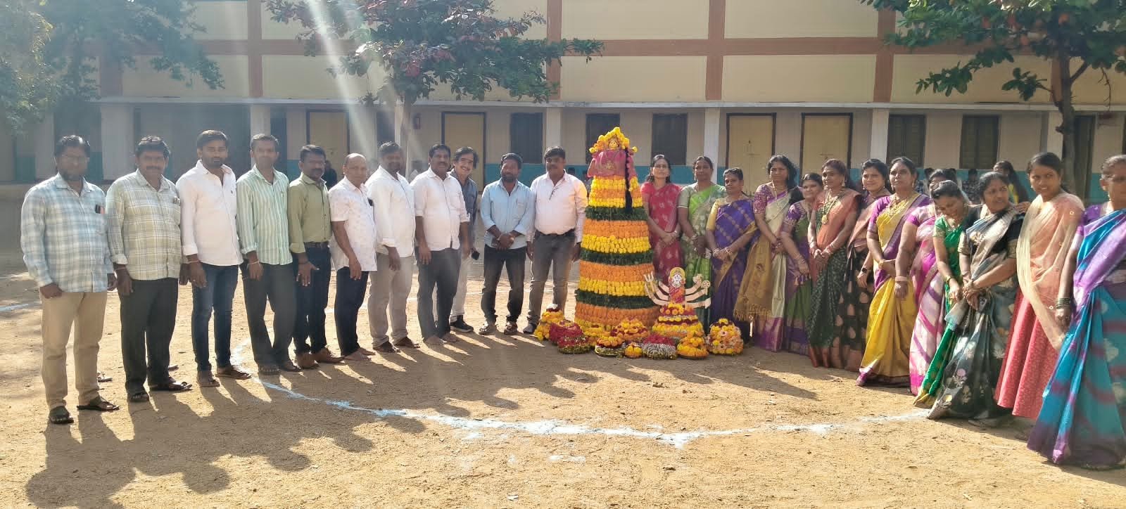 మద్దూర్ మోడల్ స్కూల్ లో అంబరాన్నంటిన బతుకమ్మ సంబరాలు - Additional Image