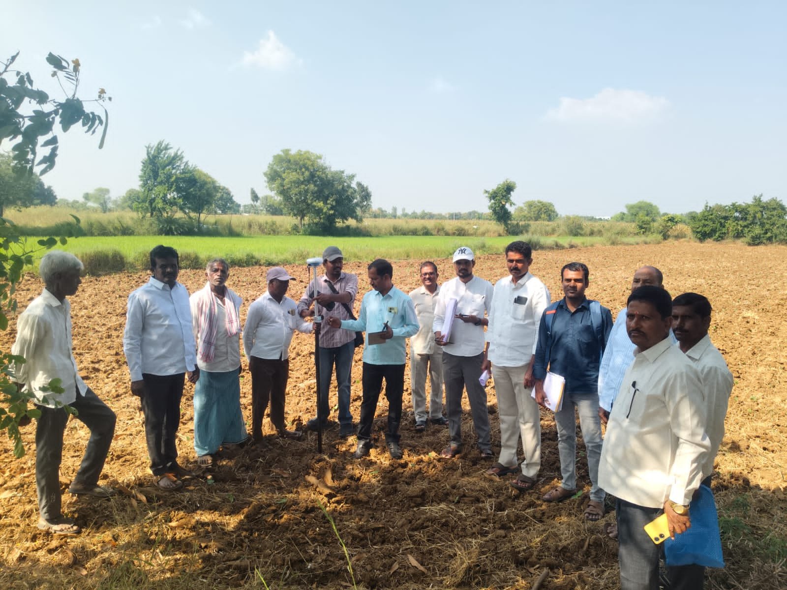గిరాయి పల్లెలో రీ సర్వే పనులను పరిశీలించిన కొండపాక తహసీల్దార్ 