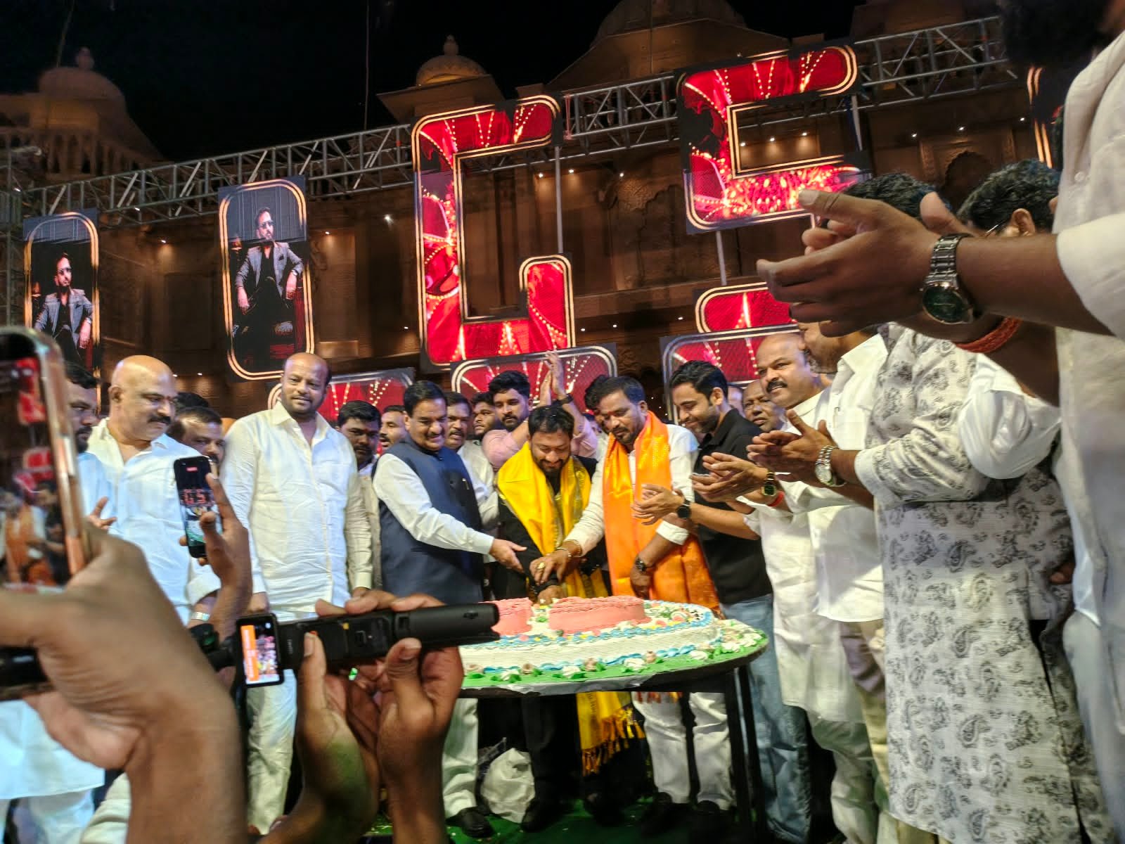 ఘనంగా గ్యారాల శ్రీనివాస్ గౌడ్ జన్మదిన వేడుకలు: జనసంద్రంగా మారిన సభా ప్రాంగణం!