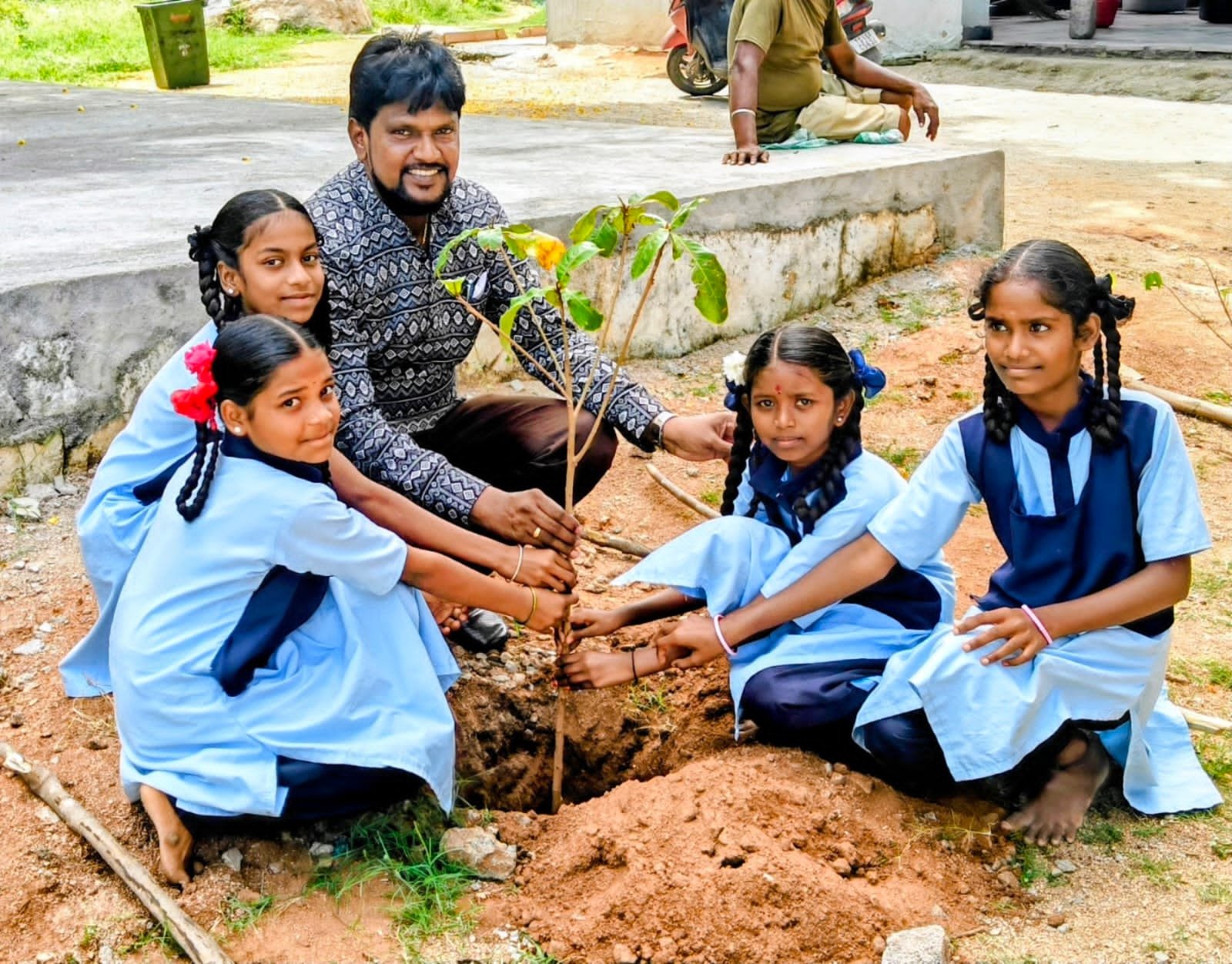 పుట్టినరోజు సందర్భంగా మొక్కలు నాటి బహుమతులు అందించిన అందె విజయ్  - Additional Image